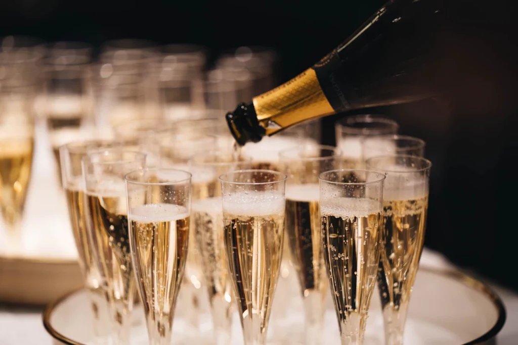 Bubbels worden in champagneglazen geschonken